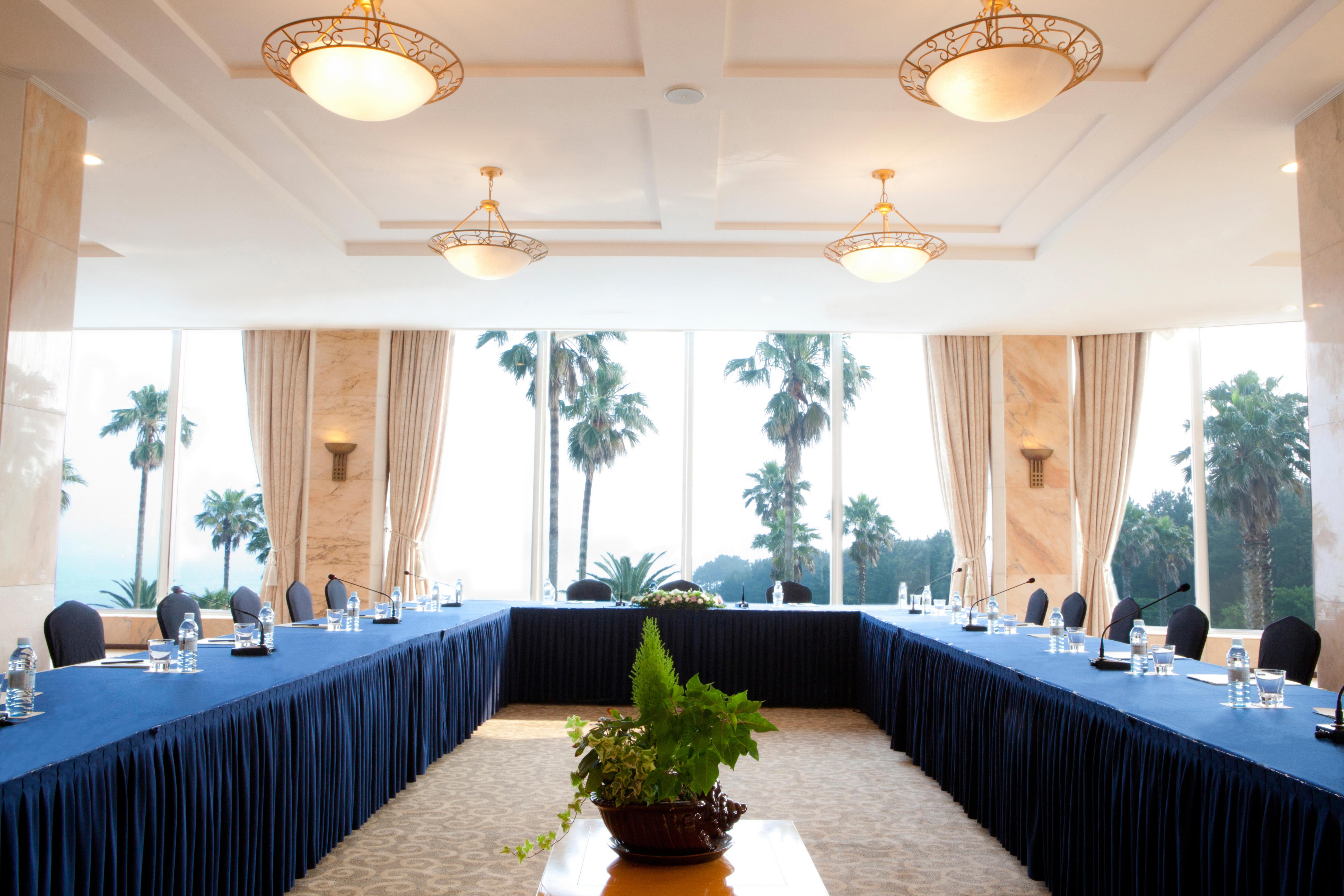 Seogwipo Kal Hotel Exterior foto The meeting room of the 1999 APEC summit