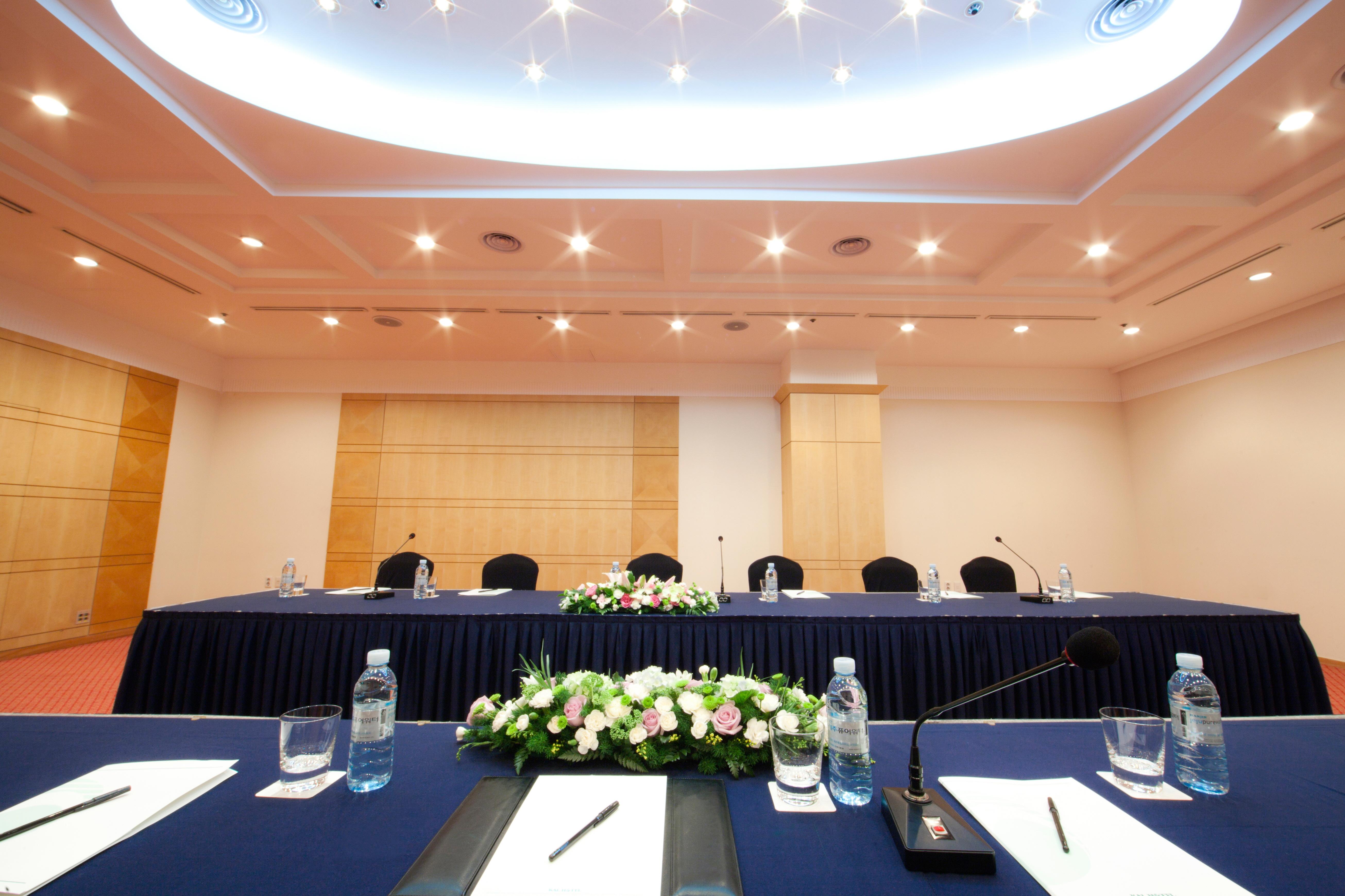 Seogwipo Kal Hotel Exterior foto A meeting room