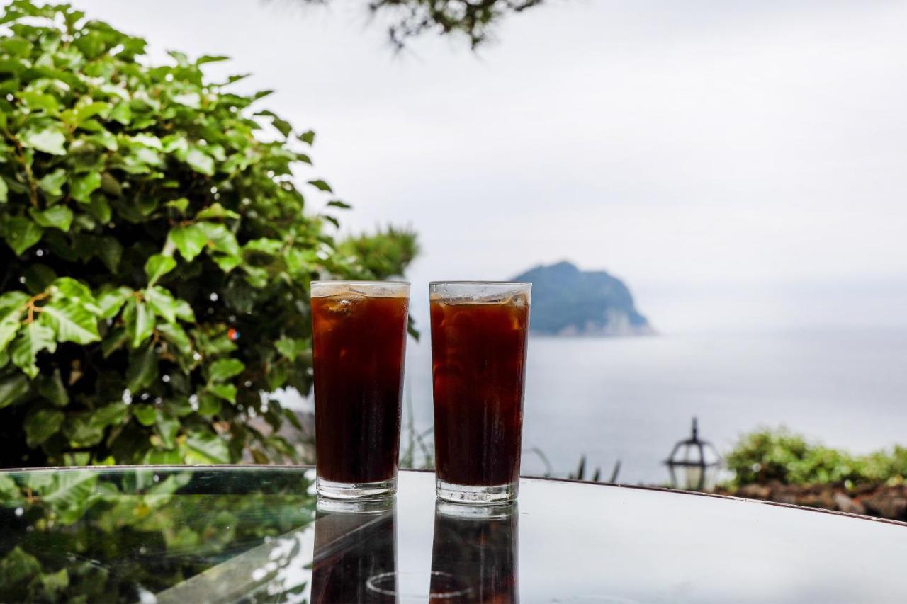 Seogwipo Kal Hotel Exterior foto Two glasses of iced coffee