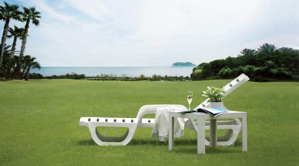 Seogwipo Kal Hotel Exterior foto The 1990s saw the introduction of the first plastic furniture.
