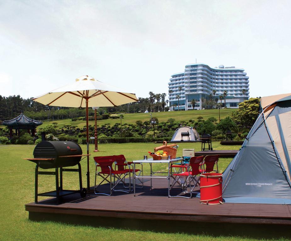 Seogwipo Kal Hotel Exterior foto Camping at the resort