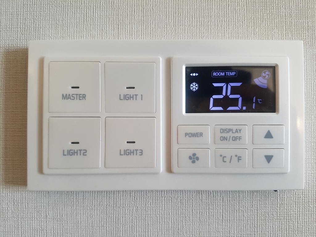Seogwipo Kal Hotel Habitación foto A smart home light switch