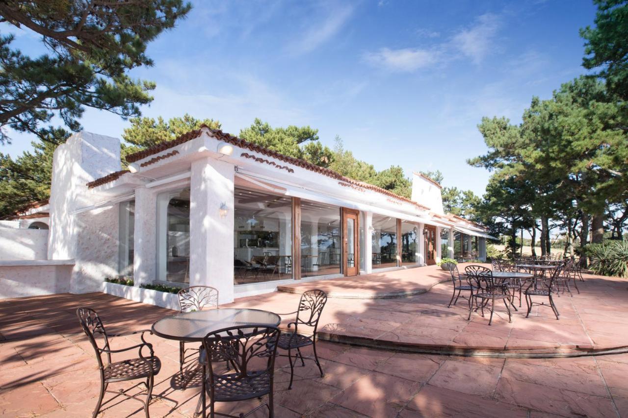 Seogwipo Kal Hotel Exterior foto The clubhouse at the Santa Barbara Polo & Racquet Club