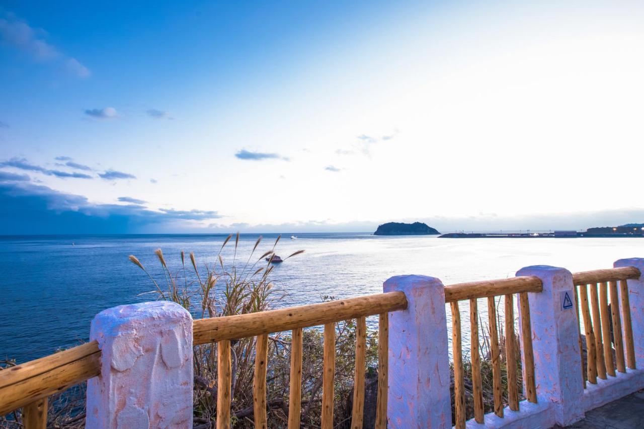 Seogwipo Kal Hotel Exterior foto View of the lake from the shore of the town of Ibatín